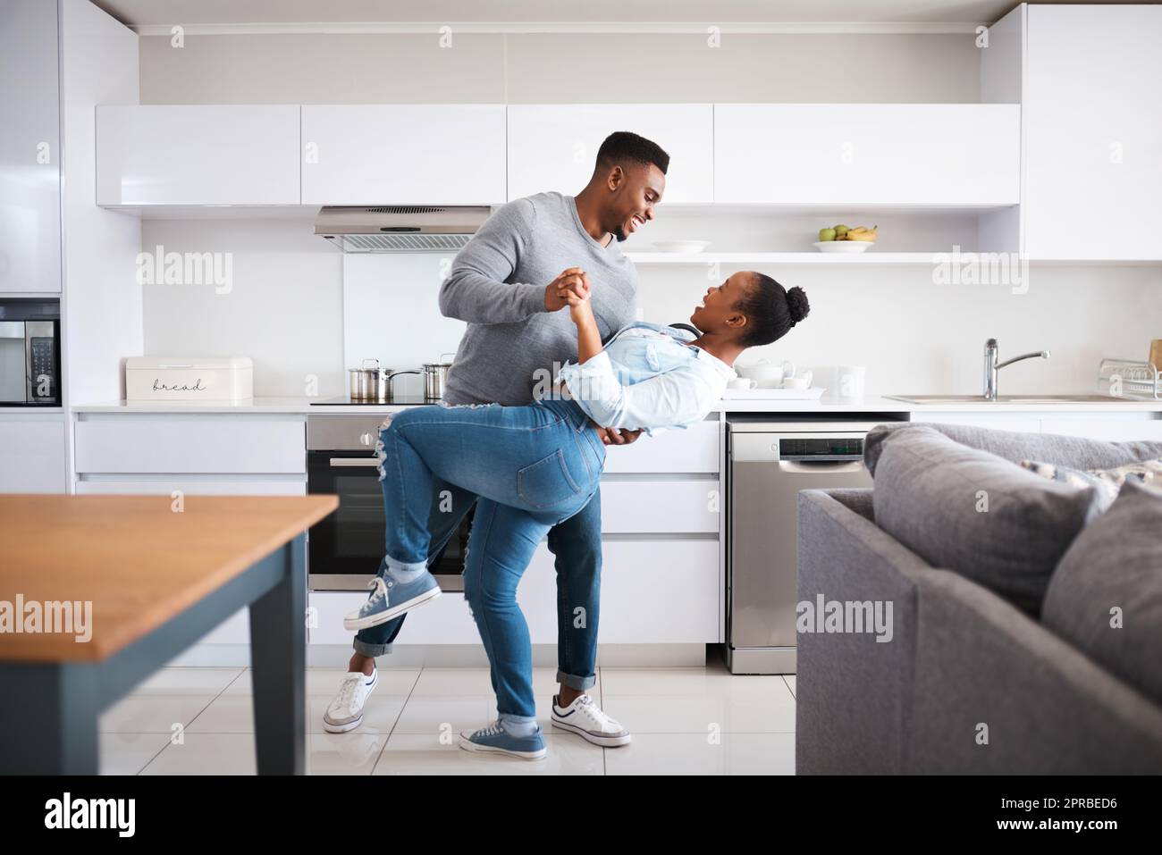 Je veux que vous sachiez à quel point vous me sentez bien. Un jeune couple danse à la maison. Banque D'Images