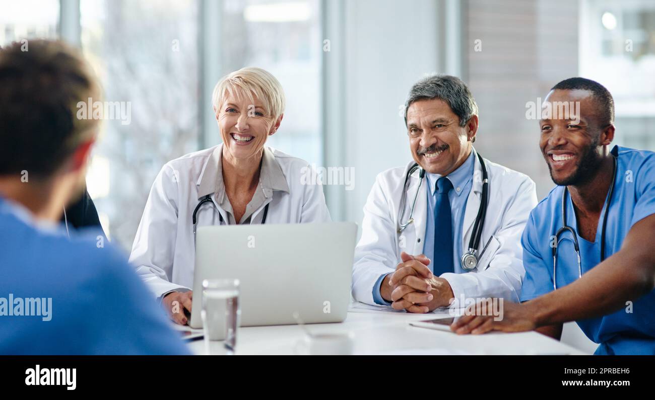 Médecins, professionnels de la santé et travailleurs de la santé avec ordinateur portable parler, rencontrer ou planifier des traitements médicaux à l'hôpital. Divers groupes de collègues de première ligne heureux effectuant des recherches ou des brainstorming Banque D'Images