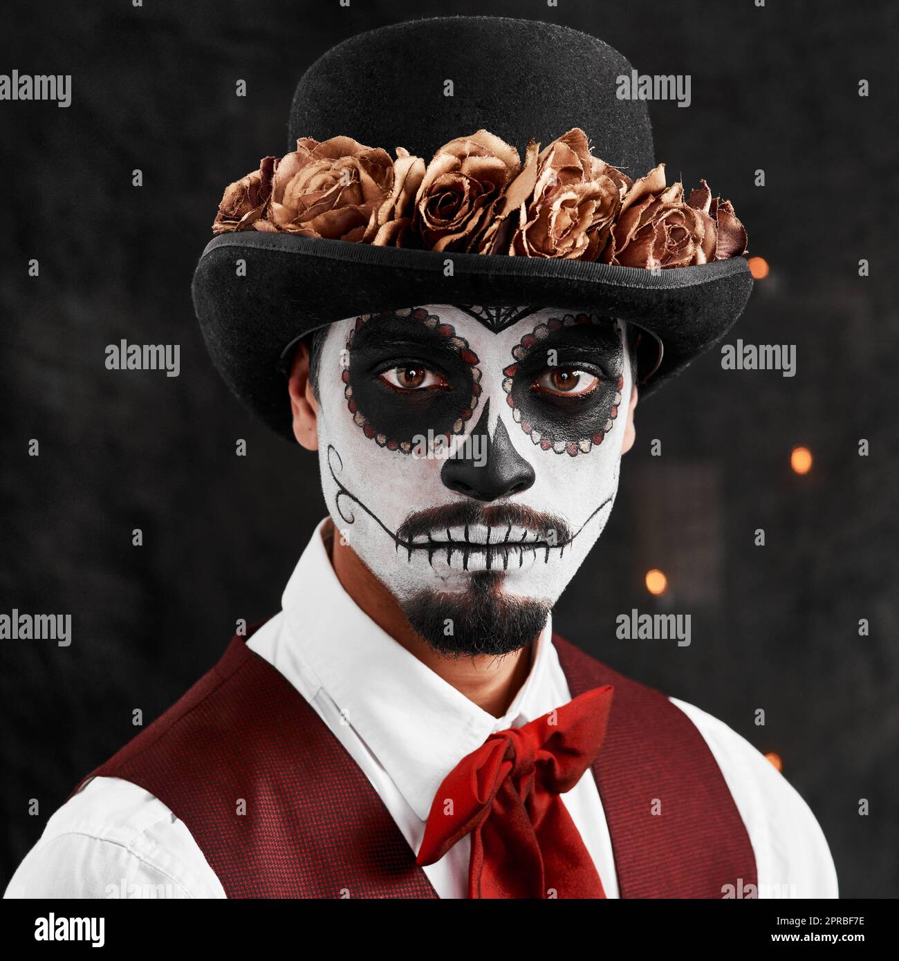 Dia de los Muertos. Portrait court d'un beau jeune homme vêtu de son costume d'halloween de style mexicain. Banque D'Images