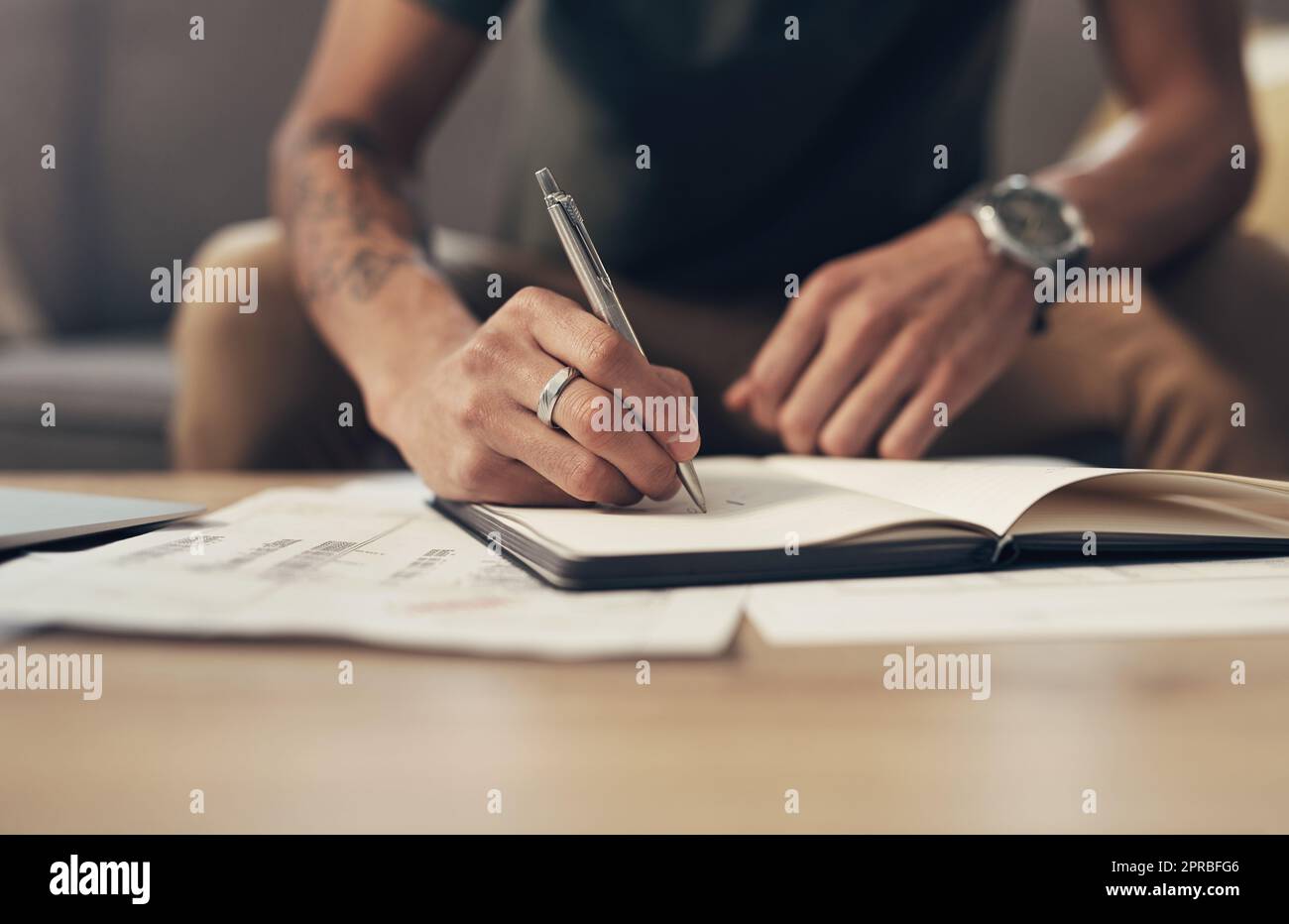 Votre budget est le modèle de la réussite future. Un homme méconnaissable qui passe par la paperasse à la maison. Banque D'Images