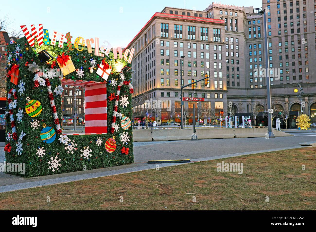 Cleveland public Square dans le centre-ville de Cleveland, Ohio avec ses décorations de saison d'hiver mais sans neige. Banque D'Images