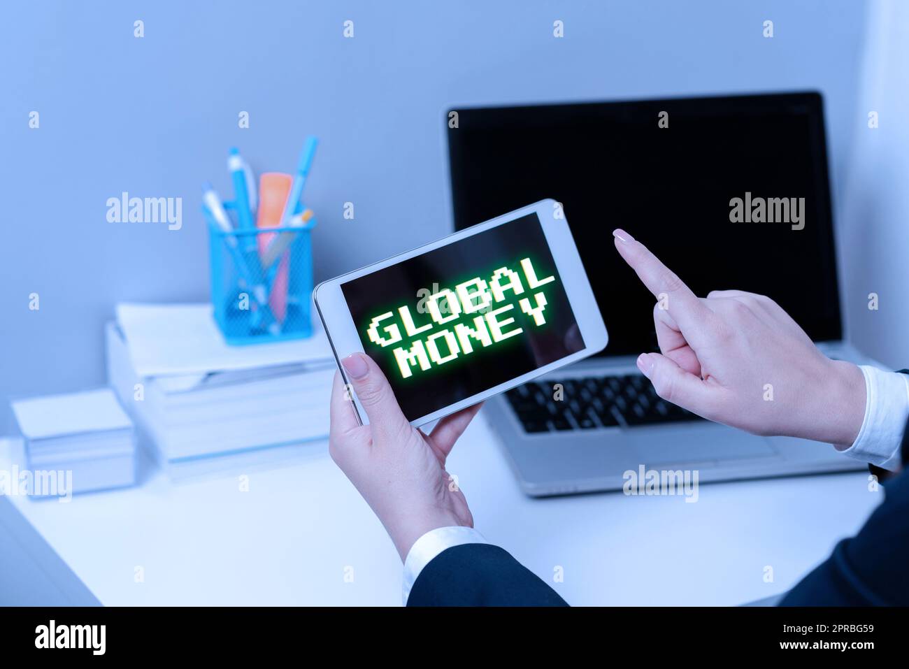 Texte montrant inspiration Global Money. Concept signification Finances internationales devise mondiale transactions mondiales Femme d'affaires tenant une tablette et pointant d'un doigt sur les nouvelles importantes Banque D'Images