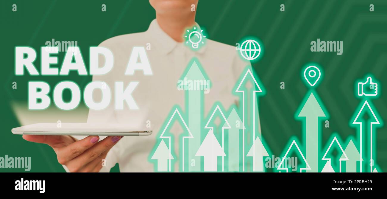 Affichage conceptuel Lire Un livre. Concept Internet Profitez de la littérature activité traditionnelle Apprenez de nouvelles choses Femme tenant la tablette et présentant des flèches numériques avec des données d'entreprise. Banque D'Images