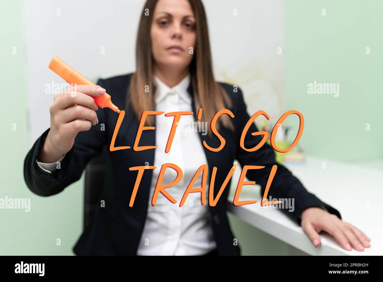 Affichage conceptuel Let S is Go Travel. Business idée planifier un voyage visiter de nouveaux lieux pays villes aventure Businesswoman tenant le marqueur d'une main et pointant des idées importantes. Banque D'Images