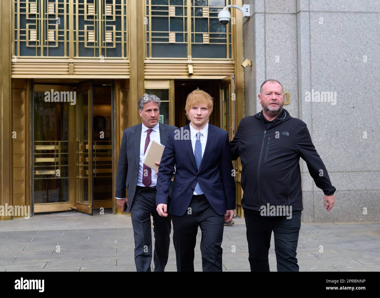 New York, New York, États-Unis. 25th avril 2023. Ed Sheeran, artiste britannique de la musique, quitte la Cour fédérale de Manhattan après avoir été poursuivi par le domaine de l'auteur-compositeur Ed Townsend pour violation du droit d'auteur sur la célèbre chanson Marvin Gaye. (Credit image: © Edna Leshowitz/ZUMA Press Wire) USAGE ÉDITORIAL SEULEMENT! Non destiné À un usage commercial ! Banque D'Images
