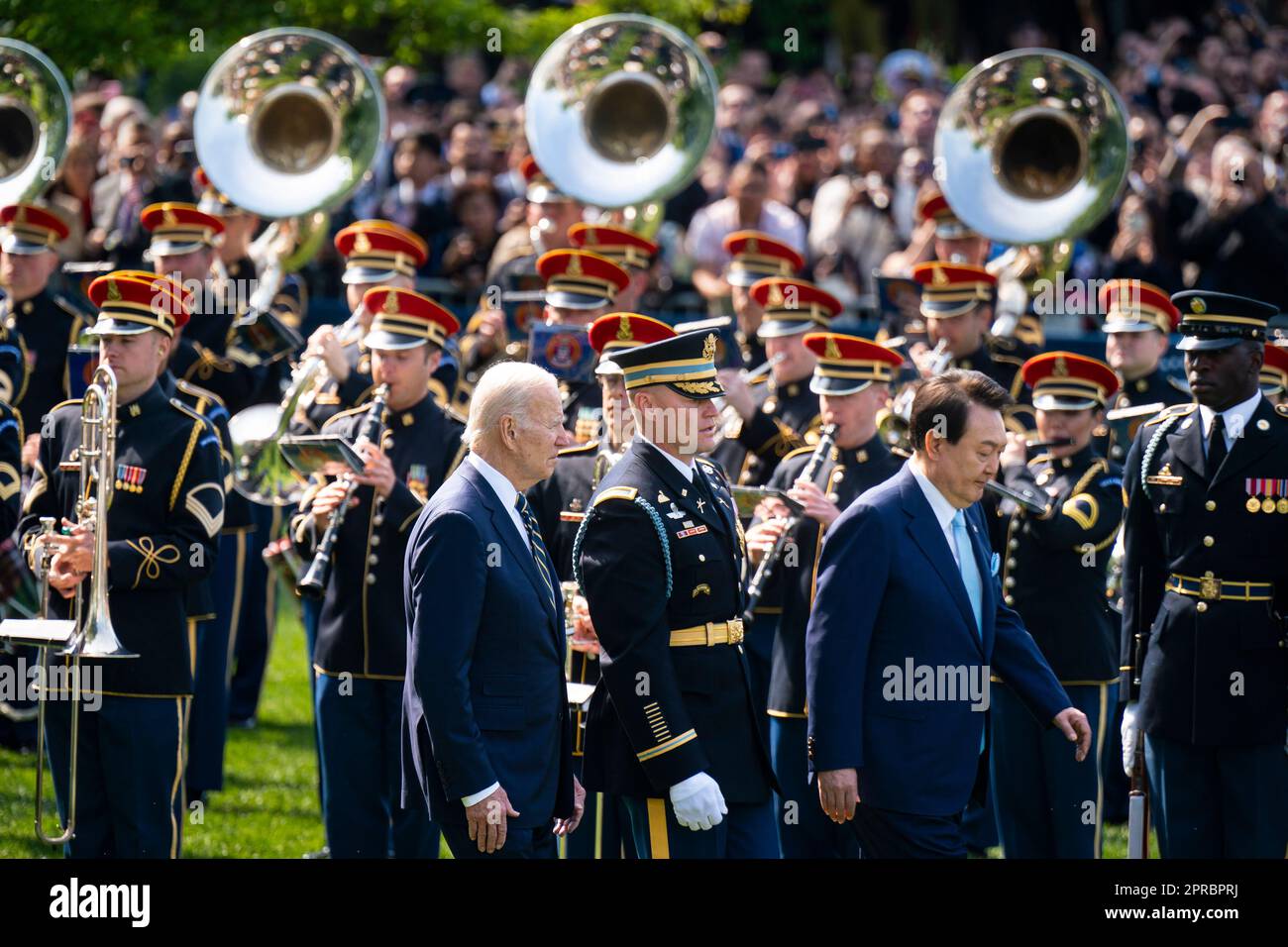 Washington, DC, États-Unis. 26th avril 2023. Le président AMÉRICAIN Joe Biden, à gauche, et Yoon Suk Yeol, président de la Corée du Sud, examinent les troupes lors d'une cérémonie d'arrivée au cours d'une visite d'État dans la pelouse sud de la Maison Blanche à Washington, DC, Etats-Unis, mercredi, 26 avril, 2023. Les États-Unis renforceront la dissuasion qu'ils fournissent à la Corée du Sud contre les menaces nucléaires, en s'assurant de la promesse de Séoul d'honorer ses engagements de ne pas poursuivre son propre arsenal nucléaire. Credit: Al Drago/Pool via CNP/dpa/Alay Live News Banque D'Images