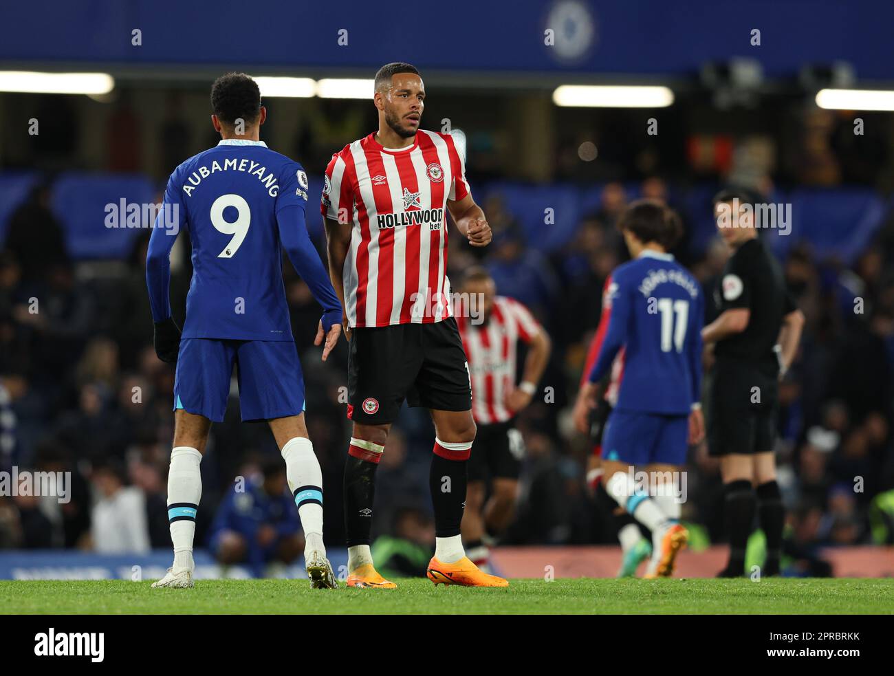 Londres, Royaume-Uni. 26th avril 2023. Pierre-Emerick Aubameyang de Chelsea (à gauche) et Mathias Jorgensen de Brentford (à droite) se secouent après le match de la Premier League à Stamford Bridge, Londres. Crédit photo à lire: Kieran Cleeves/Sportimage crédit: Sportimage Ltd/Alay Live News Banque D'Images