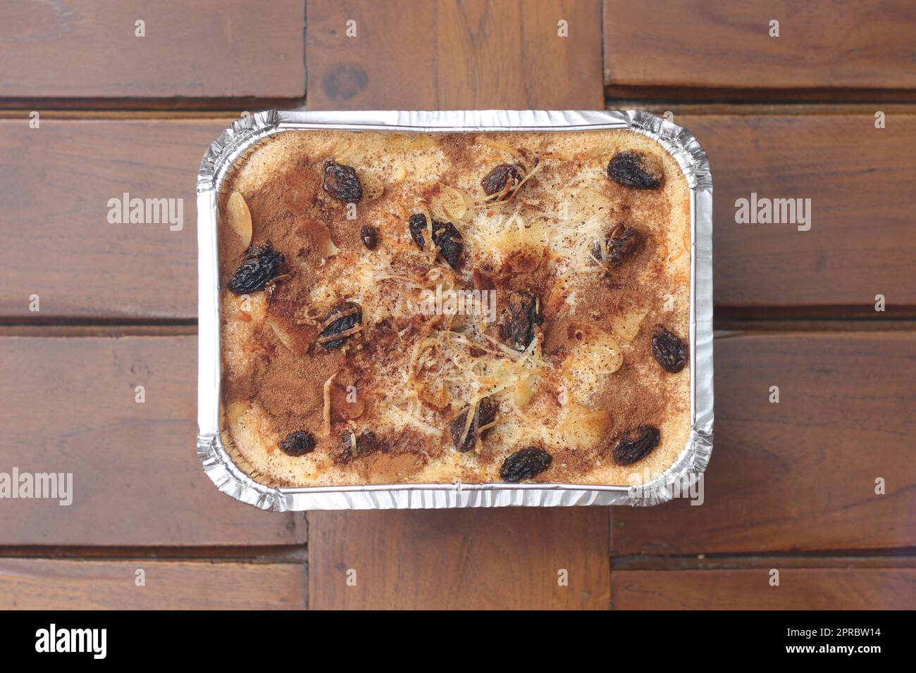 Un gros plan de klapertart qui est une cuisine typique de Manado, Indonésie. À base de viande de noix de coco jeune, sucre, farine, amandes, lait, beurre, oeufs, cinn Banque D'Images