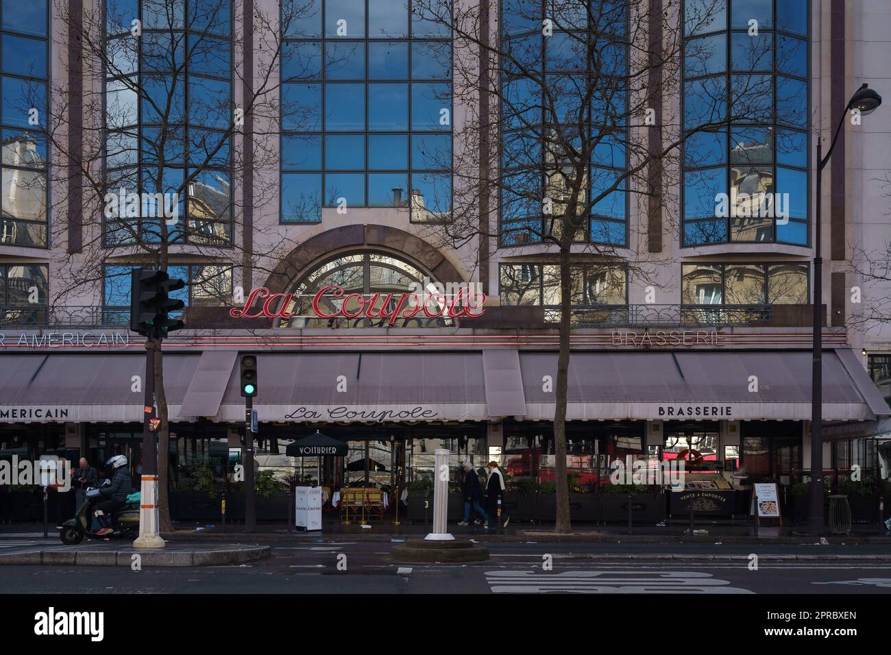 La Coupole, le célèbre restaurant français sur le boulevard du Montparnasse à Paris, France. 24 mars 2023. Banque D'Images