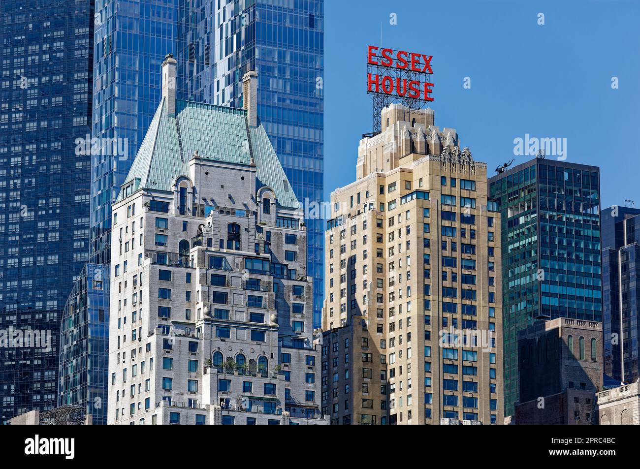 Vue sur Central Park : pas les monuments de New York, mais la majestueuse Hampshire House et l'emblématique panneau Essex House ont régné sur Central Park South pendant près d'un siècle. Banque D'Images