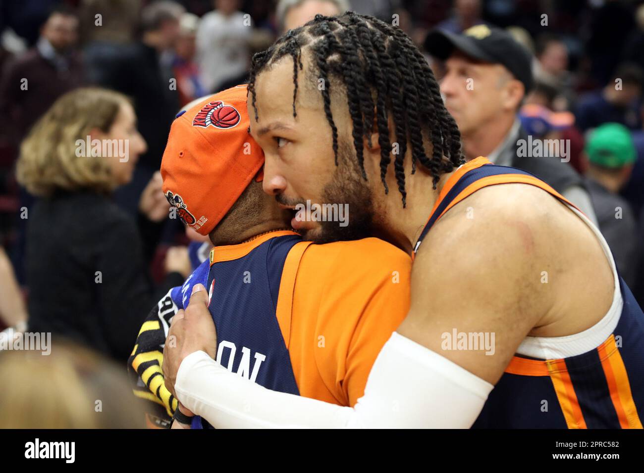 Cleveland, États-Unis. 26th avril 2023. New York Knicks Jalen Brunson (11) Spike Lee après avoir battu les cavaliers de Cleveland pour passer à la deuxième série des éliminations de la NBA au Rocket Mortgage Fieldhouse à Cleveland, Ohio mercredi, 26 avril 2023. Photo par Aaron Josefczyk/UPI crédit: UPI/Alay Live News Banque D'Images