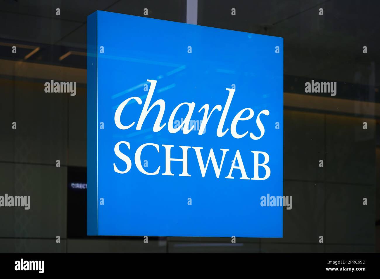 New York, NY - 26 avril 2023 - Charles Schwab Corporation logo de la société de services financiers signe dans la fenêtre du bureau de Midtown Manhattan Banque D'Images