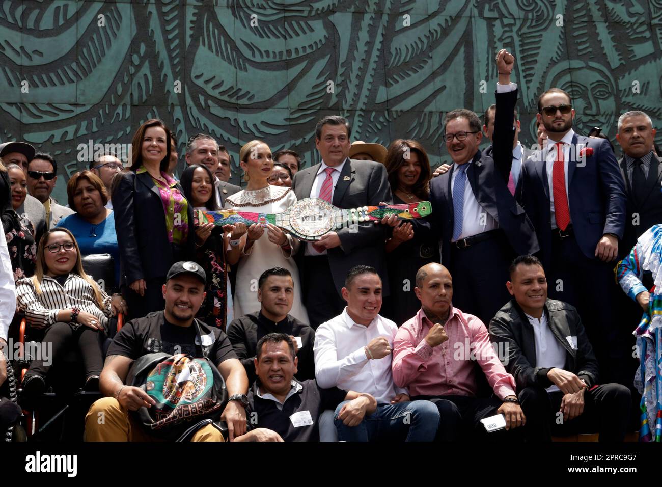 Mexico, Mexique. 26th avril 2023. Le président du Conseil de coordination politique de la Chambre des députés, Ignacio Mier; Le président du Conseil mondial de boxe Mauricio Sulaiman et le député fédéral Mirza Flores ont présenté la ceinture commémorative de la bataille de 5 mai pour la lutte de Saul ''Canelo'' Alvarez contre John Ryder, sur 6 mai, lors d'une conférence à la Chambre des députés de Mexico. Sur 26 avril 2023 à Mexico, Mexique (Credit image: © Luis Barron/eyepix via ZUMA Press Wire) USAGE ÉDITORIAL SEULEMENT! Non destiné À un usage commercial ! Banque D'Images