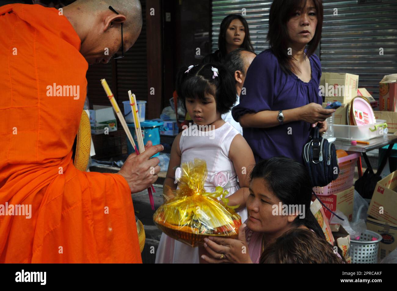 Un moine bouddhiste thaïlandais des habitants bénissant et recevant des almes dans le cadre d'un rituel du matin. Photo prise à Bangkok, Thaïlande. Banque D'Images
