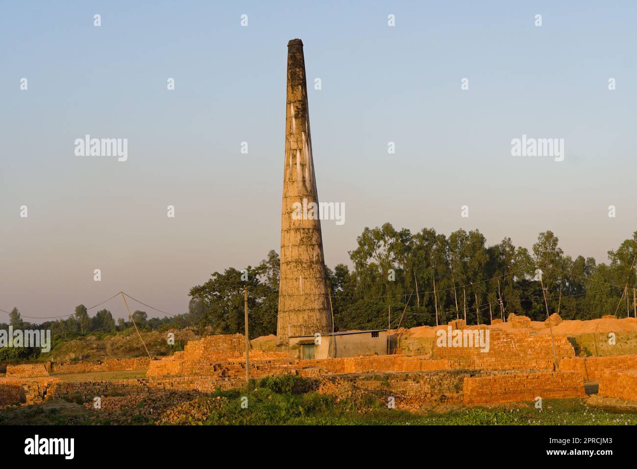vue sur la cheminée dans le four de fabrication de briques en inde Banque D'Images