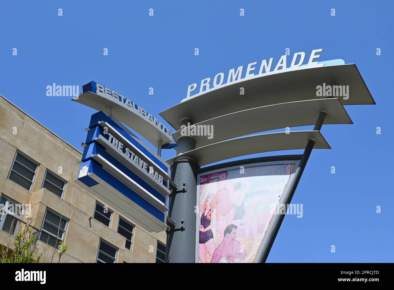 LONG BEACH, CALIFORNIE - 18 avril 23023 : panneau de promenade, une artère piétonne longue de six pâtés de maisons au cœur du centre-ville. Banque D'Images