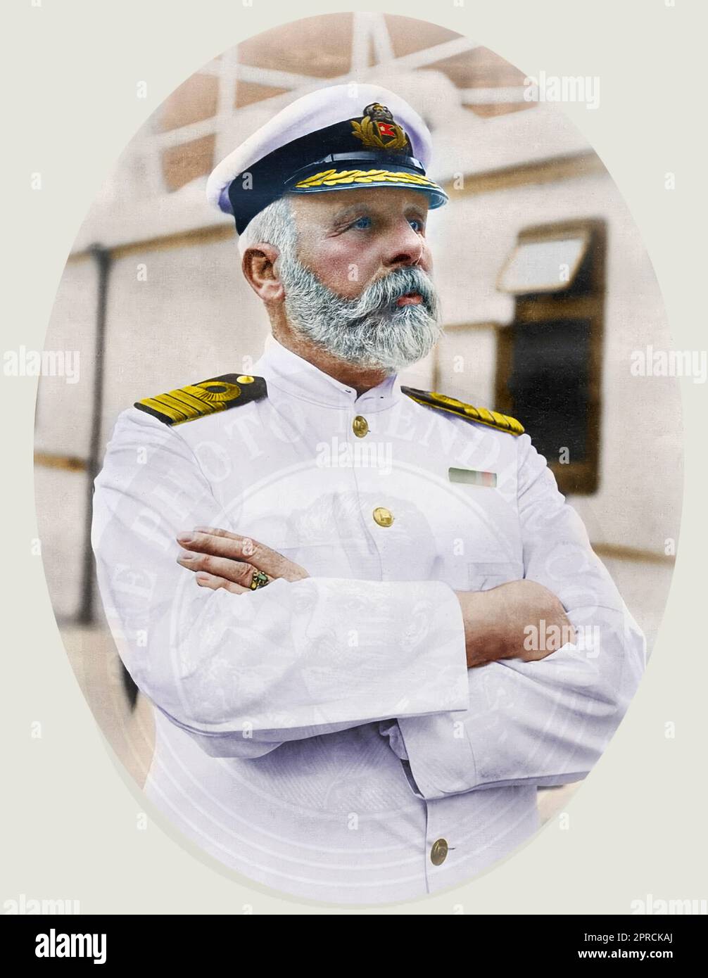 Un capitaine de navire distingué avec une barbe blanche et un uniforme se tient en toute confiance sur le pont. La posture et la tenue vestimentaires du capitaine transmettent autorité et expérience en mer. Edward John Smith était un capitaine de marine britannique et officier de marine. Smith est surtout connu comme le capitaine du RMS Titanic. Il est à la tête du Titanic lors de son voyage inaugural de Southampton, en Angleterre, à New York en avril 1912. Dans la nuit du 14 avril, le navire heurte un iceberg. Smith ordonna un rapport sur les dommages, et il fut déterminé que le navire fondrait. Smith a été vu pour la dernière fois sur le pont. Son corps n'a jamais été retrouvé. Banque D'Images