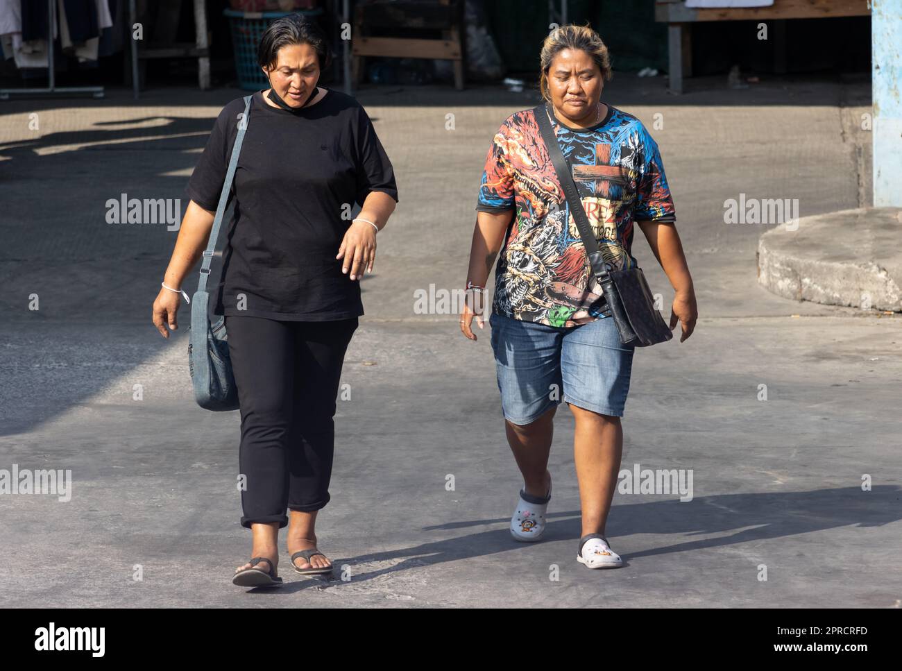 SAMUT PRAKAN, THAÏLANDE, APR 07 2023, deux femmes cultivées marchent ensemble dans une rue de l'après-midi Banque D'Images