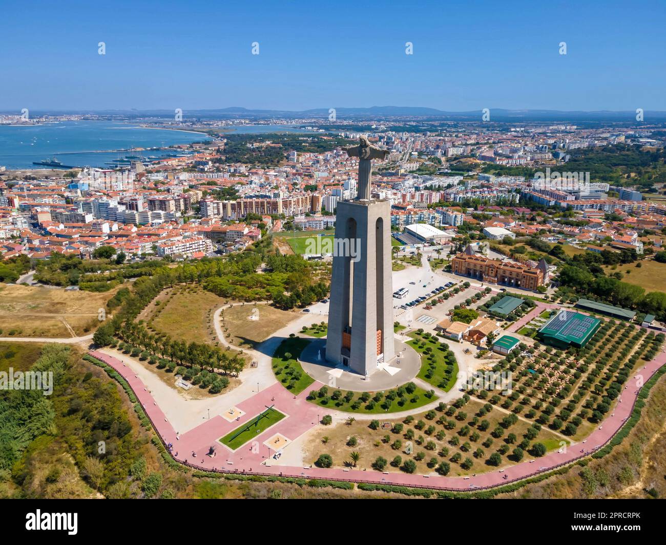 Lisbonne, Portugal - 2 juillet 2022 : vue du sanctuaire du Christ Roi par drone (Portugais : Santuário de Cristo Rei) Banque D'Images