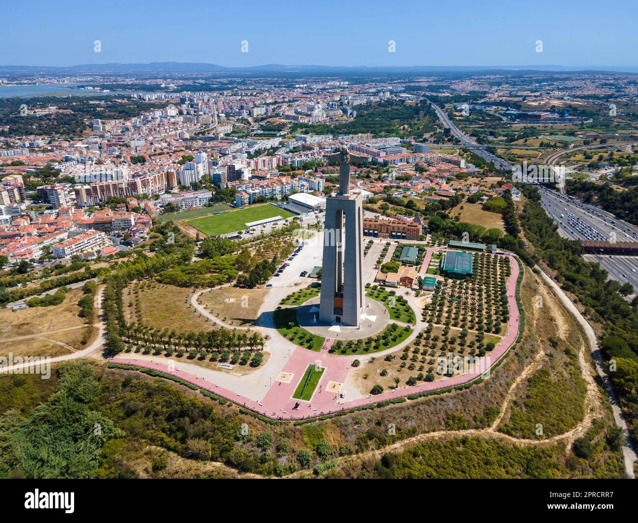 Lisbonne, Portugal - 2 juillet 2022 : vue du sanctuaire du Christ Roi par drone (Portugais : Santuário de Cristo Rei) Banque D'Images