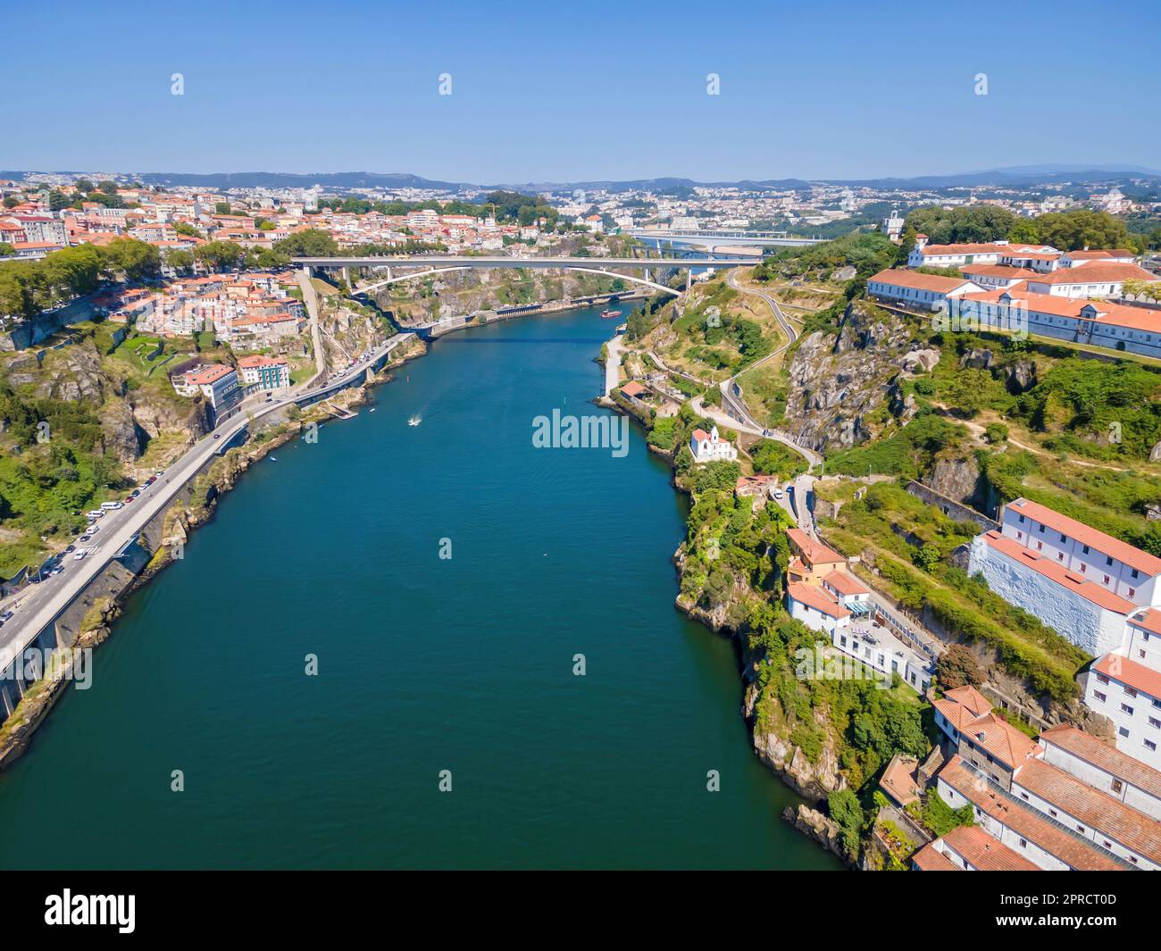 Une vue panoramique aérienne de Porto et du Douro avec deux ponts: Infante Dom Henrique et D. Maria Pia, Portugal Banque D'Images