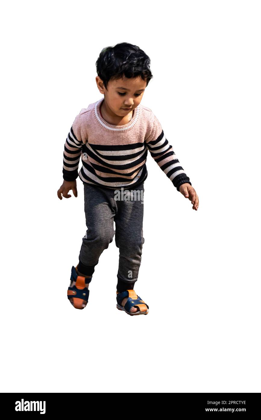 un petit garçon jouant au football sur la cour de la maison. Enfants enfants jouant au football Fun Happiness concept. Banque D'Images