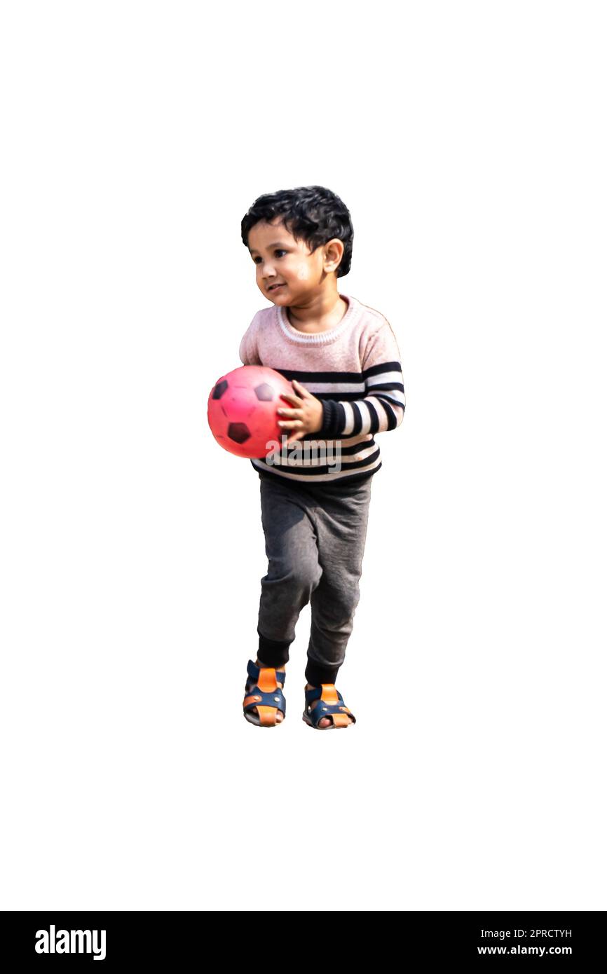 Un petit garçon jouant au football. Les enfants s'amusent dans le sport. Les enfants heureux participent à un match de football. Joueurs de football de course Banque D'Images