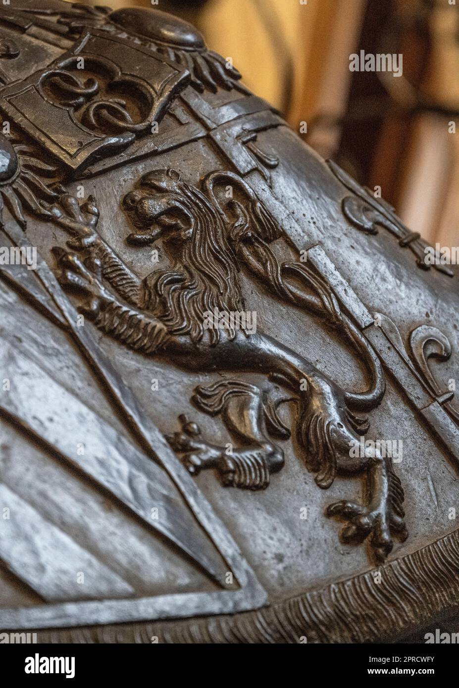 lion debout utilisé comme décoration sur Philippe la bonne statue de bronze montrant la mode du 15th siècle parmi la royalité. Banque D'Images
