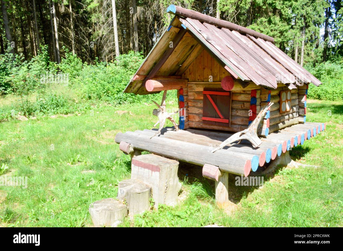 Petite maison en bois de manille ancienne dans une forêt de bois de planches sur le fond des arbres. Banque D'Images