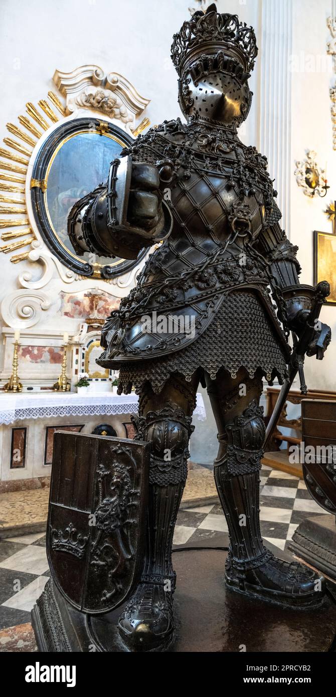 Statue de bronze de Ferdinad ou Jean du Portugal portant un casque à tête de mort au musée Hofkirche d'Innsbruck pour l'empereur Maximilien I. Banque D'Images