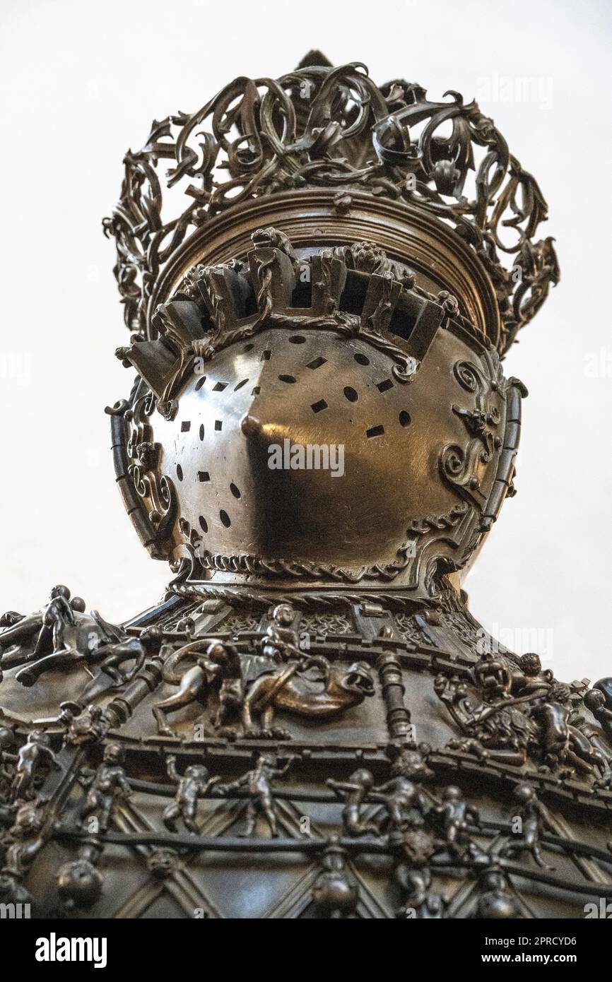 Statue de bronze de Ferdinad ou Jean du Portugal portant un casque à tête de mort au musée Hofkirche d'Innsbruck pour l'empereur Maximilien I. Banque D'Images