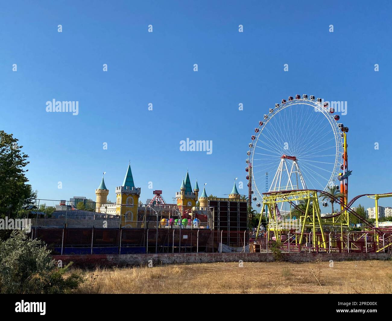 Grande roue de ferris dans le parc d'attractions avec fond bleu ciel. Banque D'Images