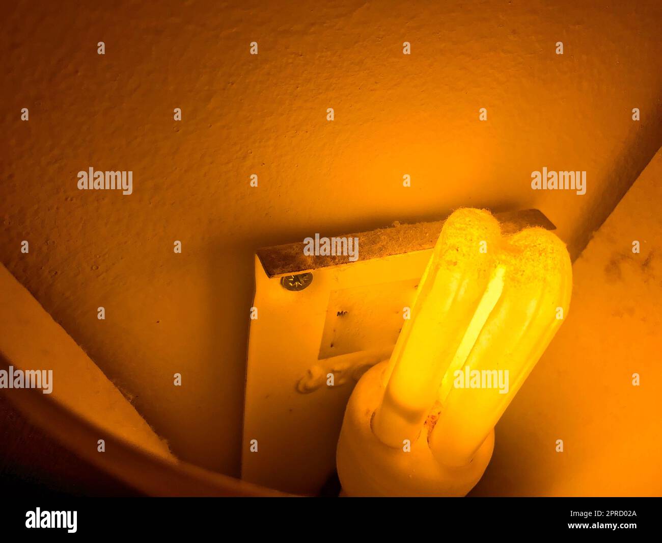 lampe à économie d'énergie avec lumière jaune. lampe au mur, lumière naturelle tamisée dans l'hôtel au-dessus du lit. table de chevet, éclairage confortable. Banque D'Images