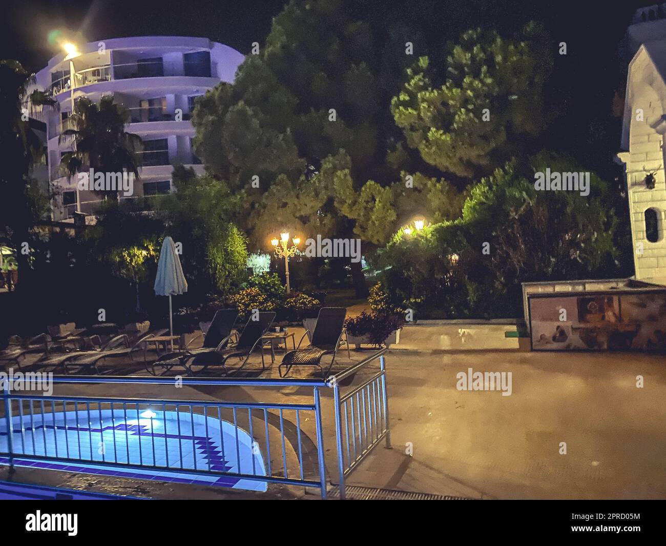 coin salon autour de la piscine. reposez-vous au bord de l'eau dans l'hôtel. grande zone de l'hôtel avec de l'eau bleue. nuit à l'hôtel. divertissement pour les touristes. Banque D'Images