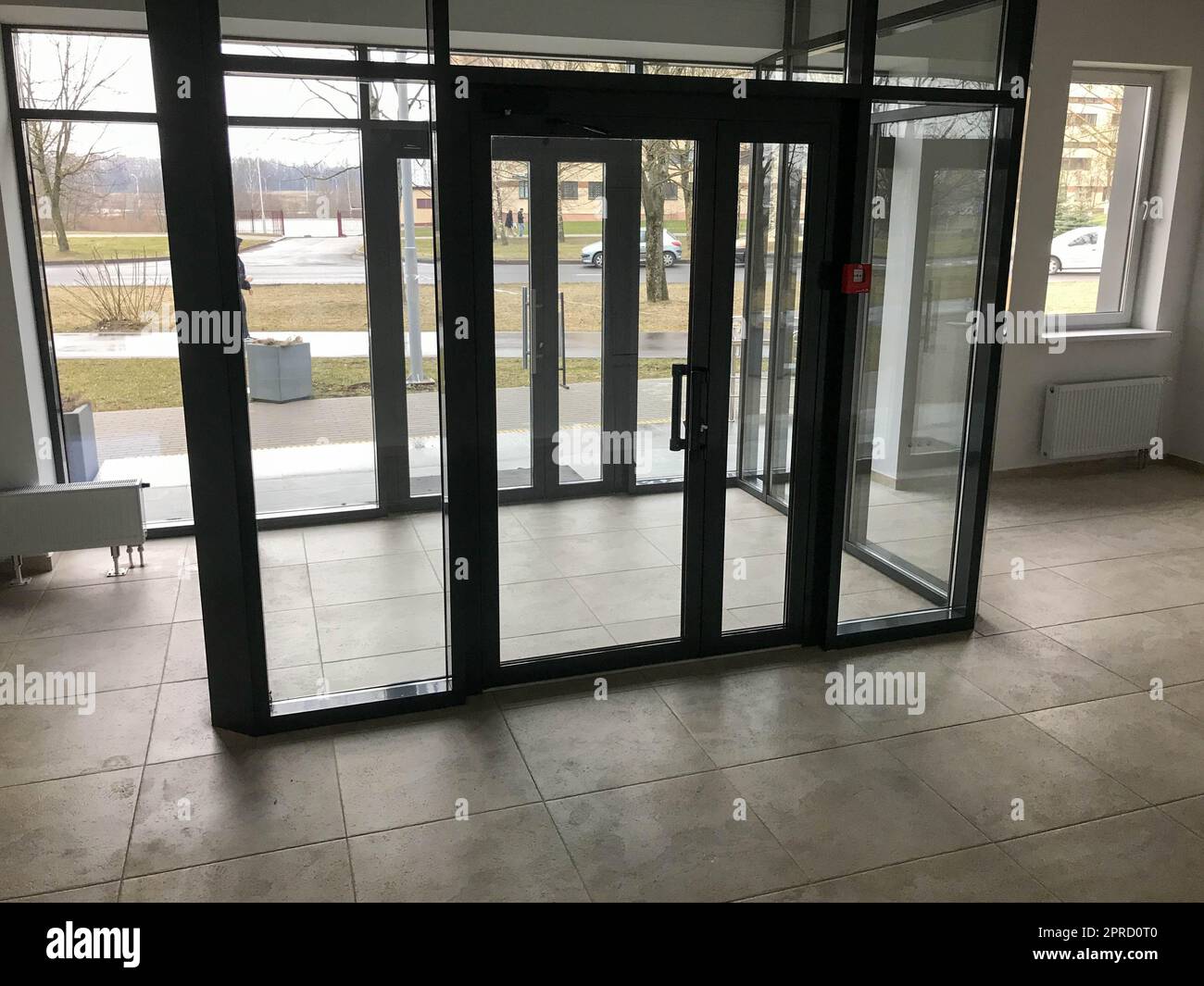 L'entrée en verre à l'entrée du bureau du magasin du bâtiment avec portes coulissantes doubles. Banque D'Images