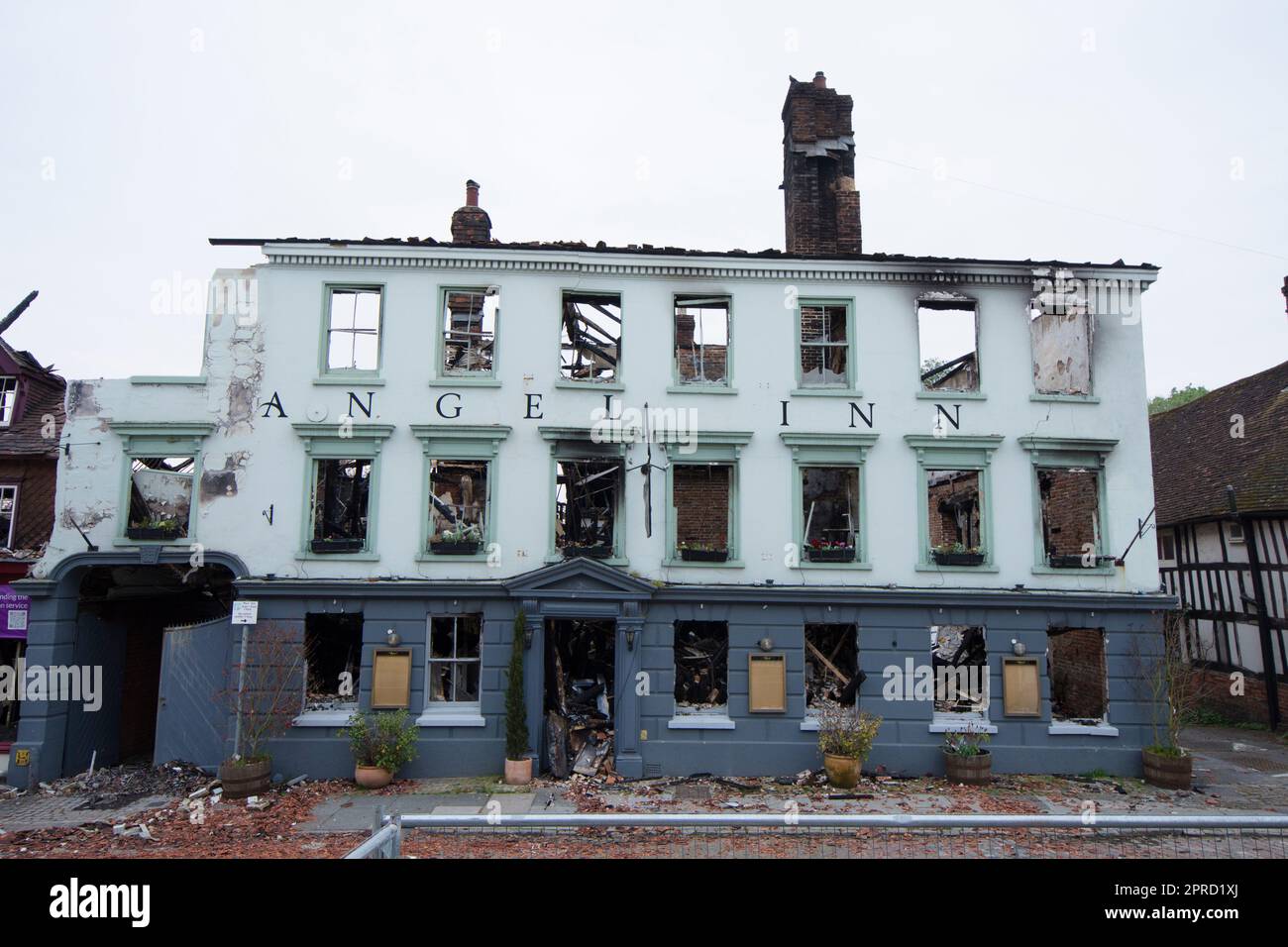 L'hôtel Angel détruit par un incendie laissant la façade debout, Midhurst, causant la fermeture de la route A272 / A286, photo avril 2023 Banque D'Images