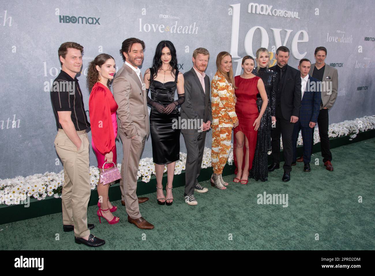 26 avril 2023 - Beverly Hills, Californie - (G-d) Adam Cropper, Olivia Grace Applegate, Tom Pelphrey, Krysten Ritter, Jesse Plemons, Elizabeth Marvel, Elizabeth Olsen, Lily Rabe, Patrick Fugit, Keir Gilchrist, et Richard C. Jones. Première de la série Max original ''Love & Death'' au DGA Theater Complex. UTILISATION ÉDITORIALE UNIQUEMENT ! Non destiné à UN USAGE commercial ! Banque D'Images