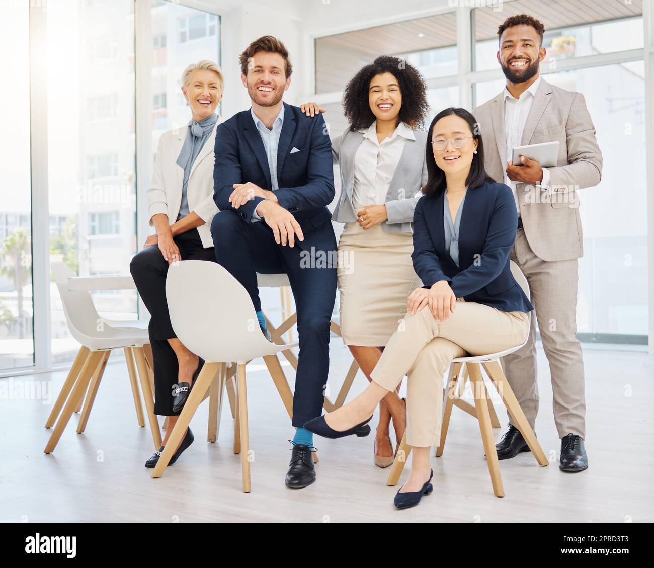 Succès, heureux et portrait des gens d'affaires sur la chaise au bureau  avec confiance, fierté et motivation. Travail d'équipe, diversité et groupe  d'hommes et Photo Stock - Alamy