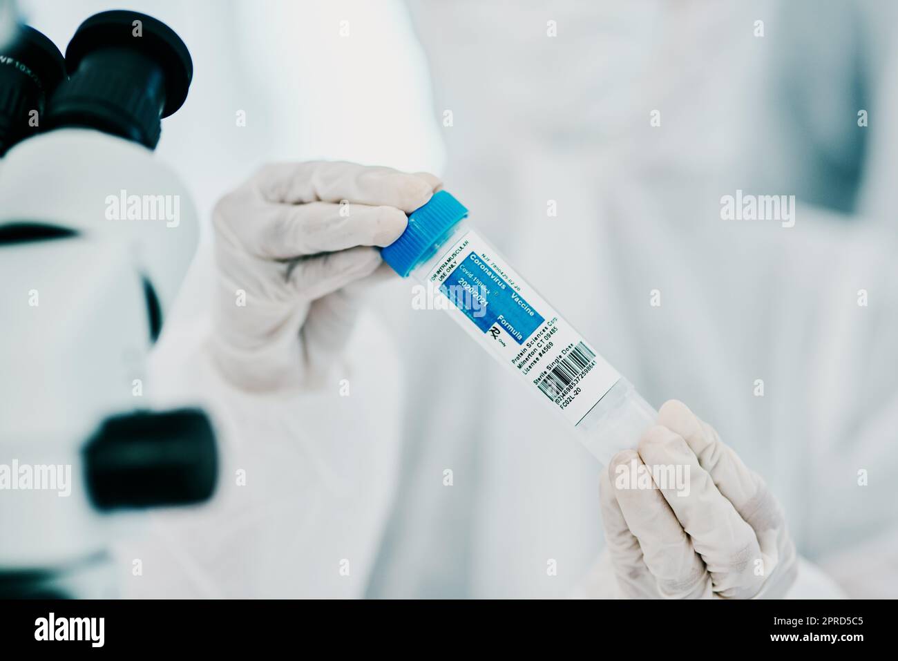 Cela pourrait changer le monde entier : un scientifique tenant un flacon tout en effectuant des recherches médicales dans un laboratoire. Banque D'Images