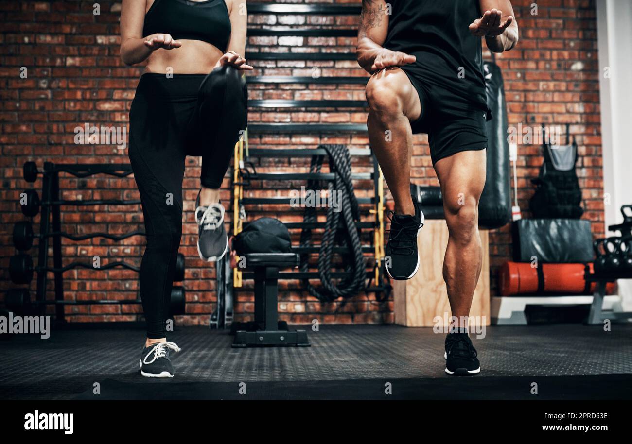 Ici, deux jeunes sportifs s'entraîner ensemble à la salle de gym. Banque D'Images