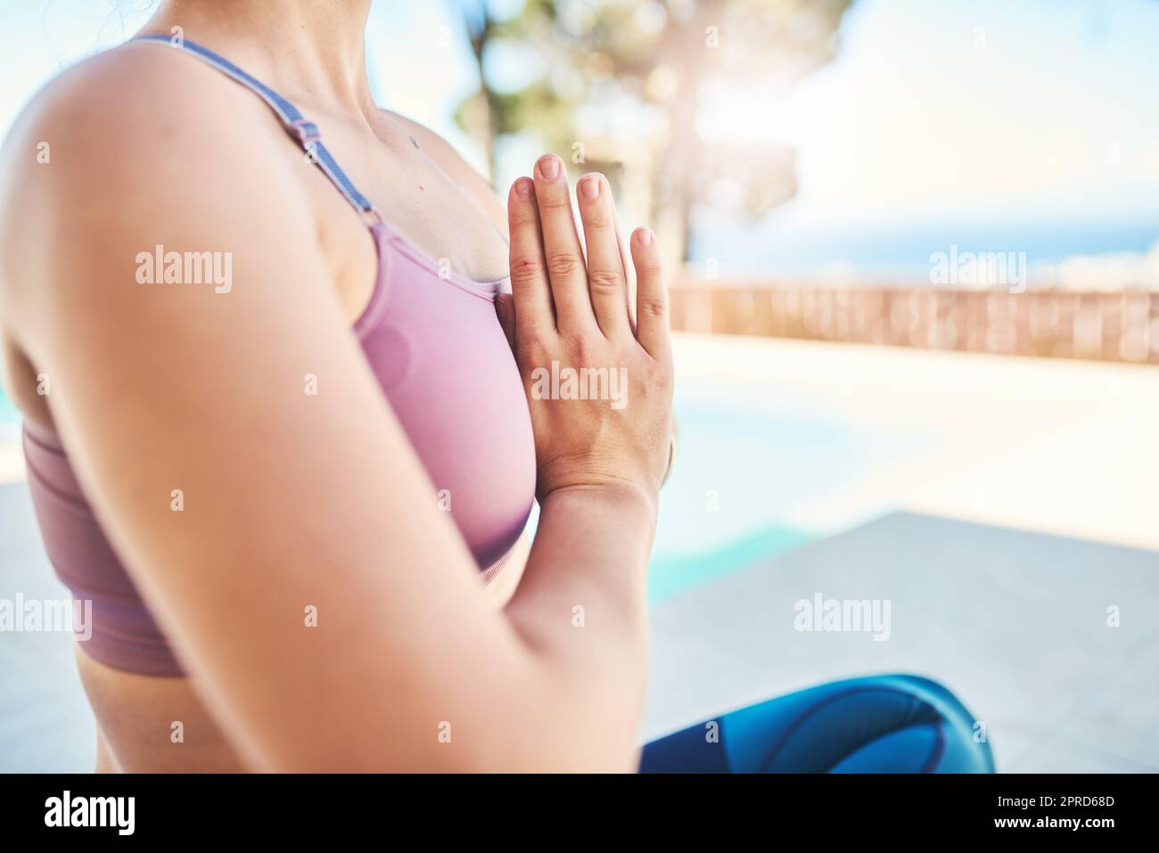 Créer son propre calme. Une femme méconnaissable pratiquant le yoga en plein air. Banque D'Images