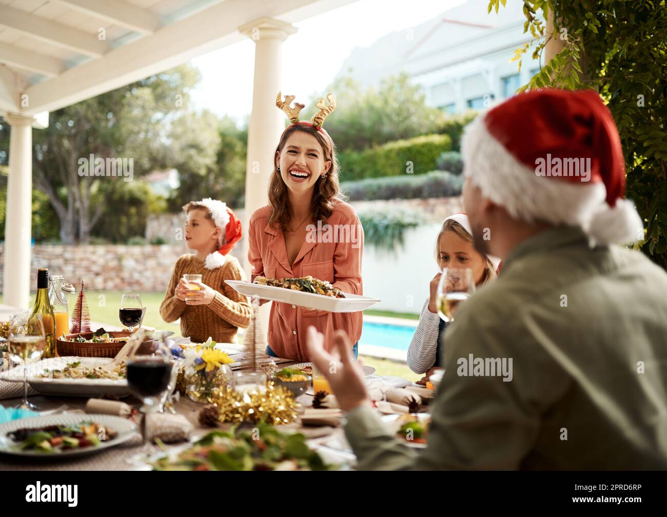 Noël est une question de famille et de nourriture. Une famille heureuse ayant le déjeuner de Noël ensemble. Banque D'Images