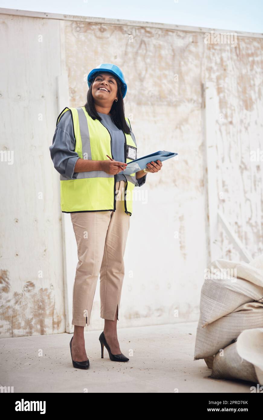 Tout est à l'heure. Photo en longueur d'une jeune femme attirante travaillant sur le site. Banque D'Images