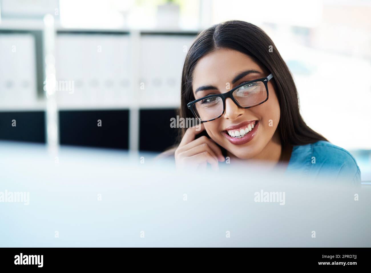 Poursuivre certains de ses plus grands rêves entrepreneuriaux. Portrait d'une jeune femme d'affaires travaillant sur un ordinateur dans un bureau. Banque D'Images