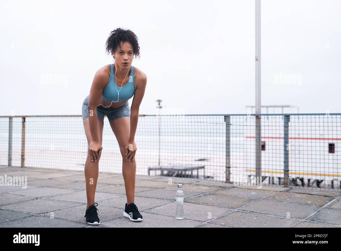 Le voyage peut être difficile, mais vous êtes le plus dur. Une jeune femme sportive faisant une pause tout en faisant de l'exercice à l'extérieur. Banque D'Images