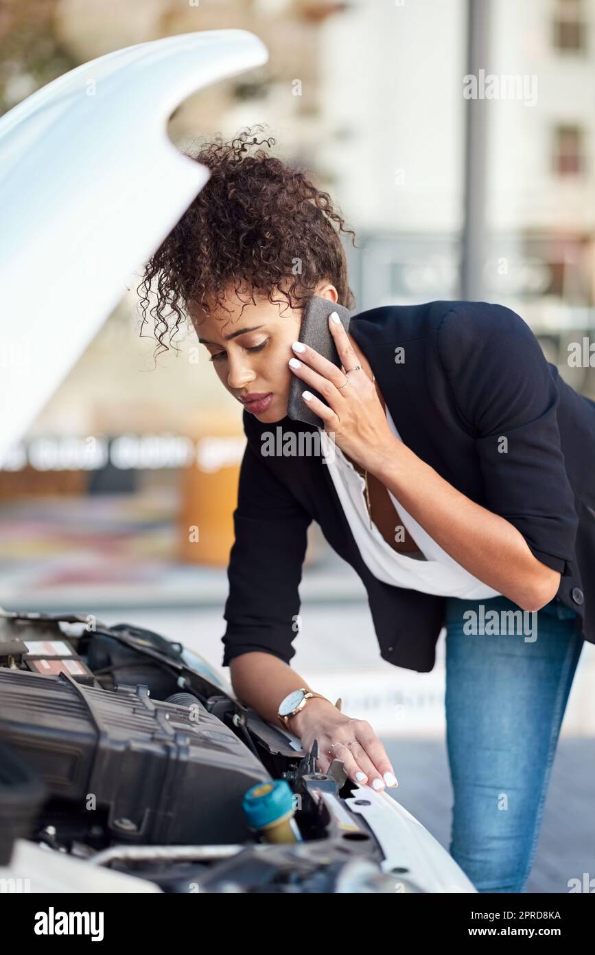 Ce n'est pas quelque chose qu'elle peut réparer seule : une jeune femme d'affaires attirante qui appelle l'assistance routière après que sa voiture a cassé. Banque D'Images