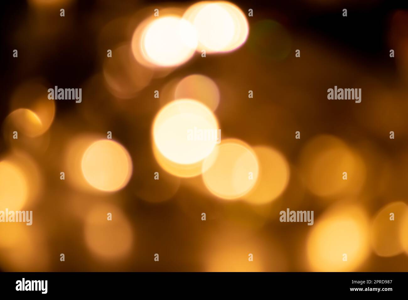 Des lumières de Noël brillantes arrière-plan bokeh avec un bokeh étincelant comme arrière-plan flou pour les soirées dansantes ou la veille de Noël et une atmosphère heureuse de nouvel an avec des lumières et des cercles brillants Banque D'Images