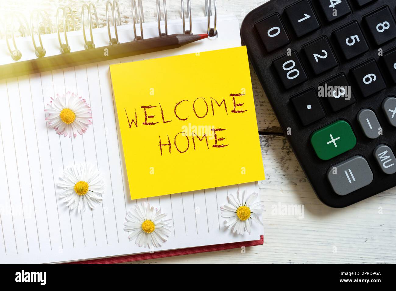 Accueil d'accueil de l'affichage conceptuel. Mot pour l'expression Salutations nouveaux propriétaires domicile paillasson entrée Note avec message important sur le bloc-notes avec fleurs autour. Banque D'Images