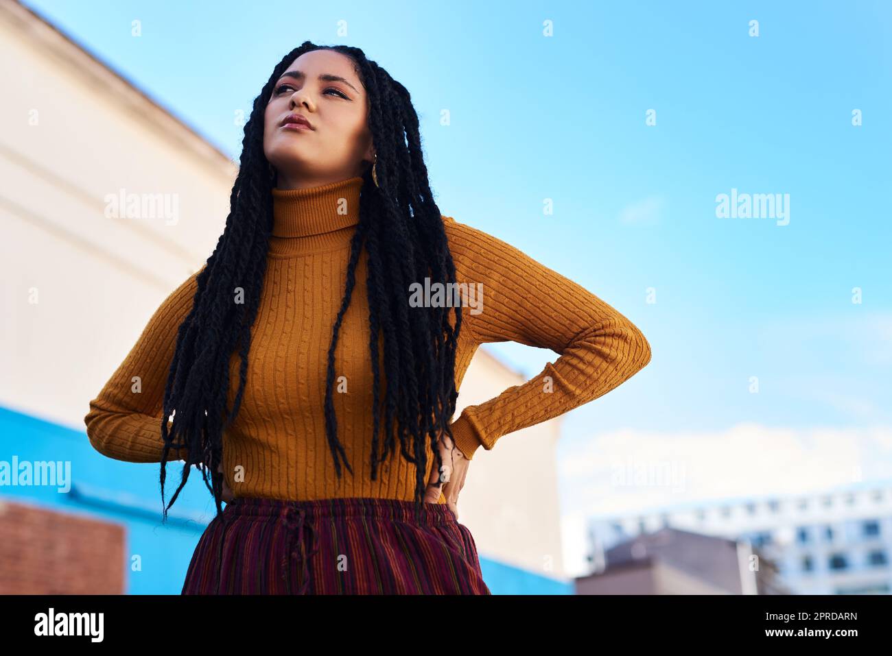 Regardez-moi faire moi. Une belle jeune femme dehors dans la ville pendant la journée. Banque D'Images