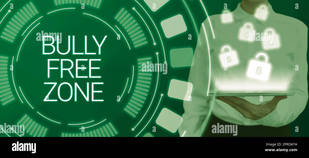 Affiche textuelle indiquant Bully Free zone. Aperçu de l'entreprise être respectueux envers les autres brimades n'est pas autorisé ici Smart Man avoir une tablette en mains et présenter la technologie intelligente Banque D'Images